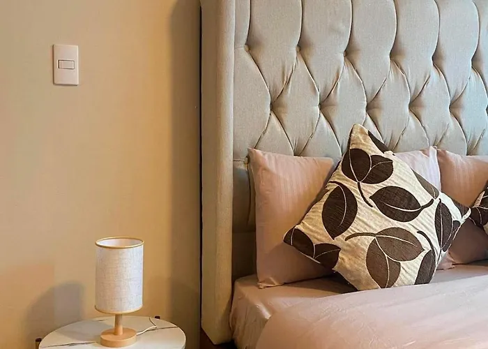 Cozy Bgc Escape One Uptown Manila
